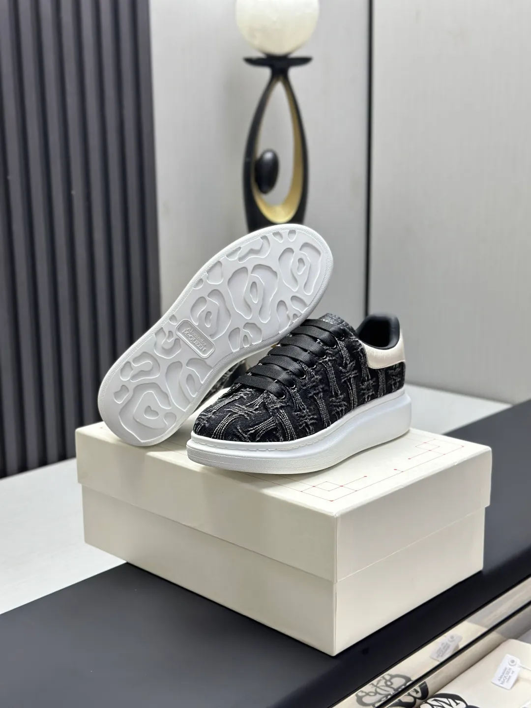 👟👟Ex-factory price 600👟👟 (🥇Top version produced in Dongguan🥇) A new upgrade of the classic McQueen white shoes. This upgrade of McQueen, which has been done for 4 consecutive years, will definitely bring you the most cost-effective ALEXANDER MCQUEEN classic in the market. If you are not confident about the quality of such a classic and world-destroying model, there is really no need to put it on the table🔙.  Purchased original version from HK counter, various demolitions.  All kinds of PKs are welcome💥.  (Anyone who has the original version at the stall is welcome🆚) The thick sole perfectly increases the elongated visual effect. The most perfect proportion of the shoe body is this last shape. The logo font on the rear tail is printed in small fonts. The logo on the foot is made of genuine leather with air-pressed colorless process. We will always update the color with the counter. 🔘Upper: genuine customized environmentally friendly full-grain cowhide 🔘Inner lining: imported mixed sheepskin (the genuine product is also sheepskin, not the cheap cowhide on the market) 🔘Sole: Exclusive molded TPU➕rubber injection molded layered outsole, (purple tail, pink tail, red tail, burgundy tail, rose gold tail sequin series, Velcro men's model needs to be customized, non-returnable) 🔘Code number 34-44 (women's size 34.40 is custom-made).